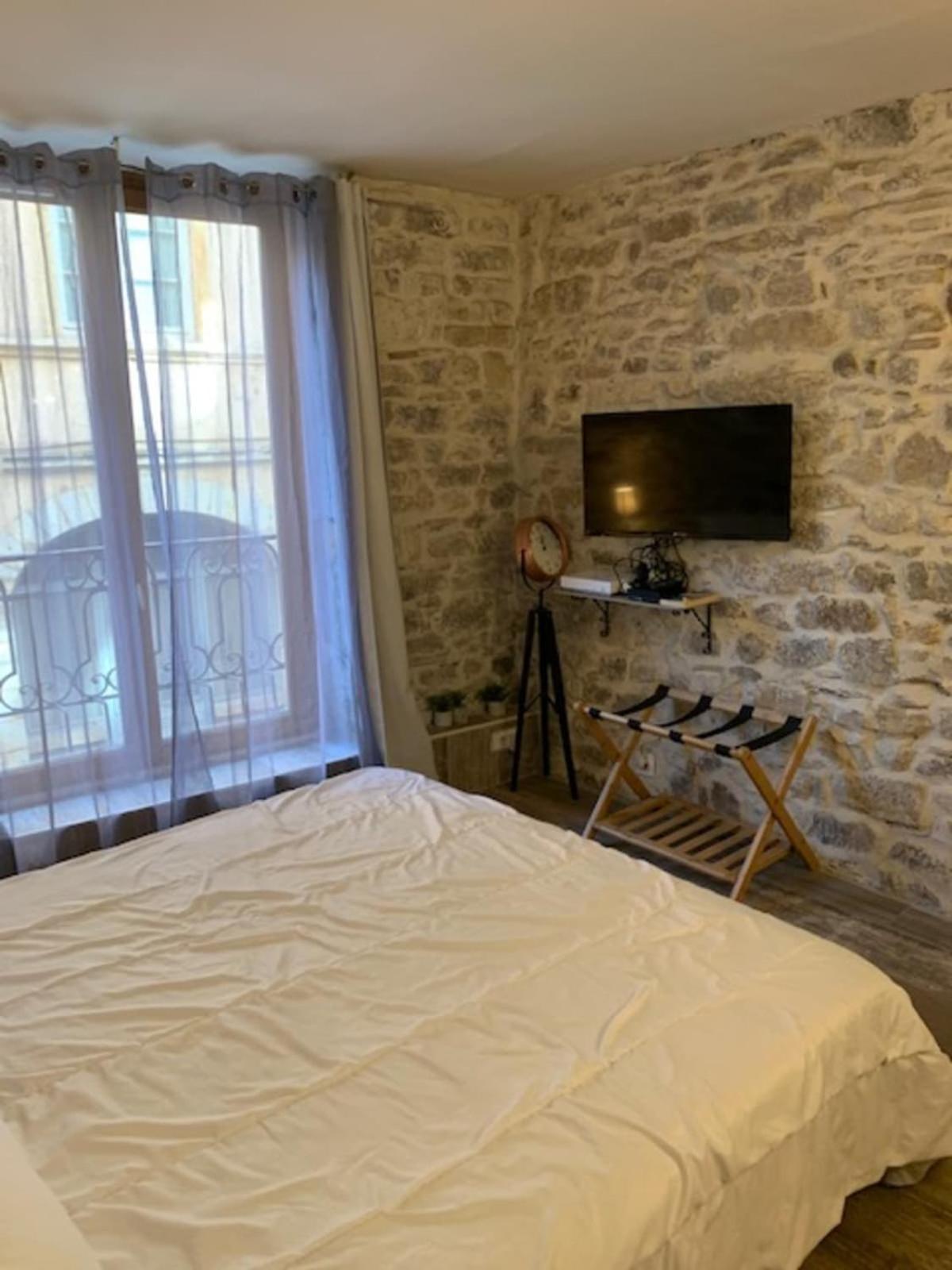Studio With Exposed Stone Vieux Lyon Buitenkant foto
